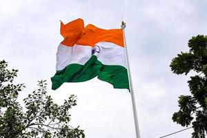 bandeira da índia voando alto no lugar de connaught com orgulho no céu azul, bandeira da índia tremulando, bandeira indiana no dia da independência e dia da república da índia, tiro inclinado, acenando a bandeira indiana, har ghar tiranga foto