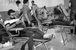 delhi, índia, 19 de junho de 2022 - doador de sangue no campo de doação de sangue realizado no templo balaji, vivek vihar, delhi, índia, imagem para o dia mundial do doador de sangue em 14 de junho de cada ano, campo de doação de sangue no templo foto