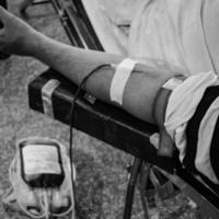 doador de sangue no campo de doação de sangue realizado com uma bola saltitante segurando na mão no templo balaji, vivek vihar, delhi, índia, imagem para o dia mundial do doador de sangue em 14 de junho de cada ano, campo de doação de sangue foto