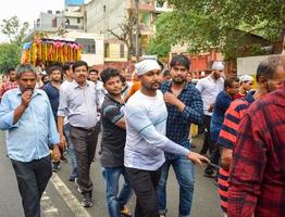 nova delhi, índia 01 de julho de 2022 - uma grande reunião de devotos de diferentes partes de delhi por ocasião de ratha yatra ou ratyatra. rath para lord jagannath puxado por pessoas, jagannath rath yatra foto