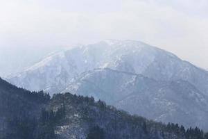 montanha coberta de neve em takayama japão foto