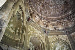arquitetura mughal dentro dos jardins de lodhi, delhi, índia, bela arquitetura dentro da mesquita de três cúpulas no jardim de lodhi é considerada a mesquita de sexta-feira para a oração de sexta-feira, túmulo do jardim de lodhi foto