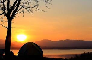 acampamento ao lado do lago, parque nacional, tailândia foto