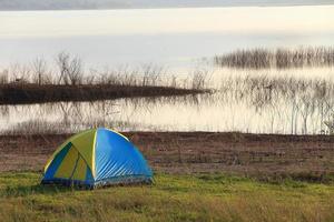 local de acampamento ao lado do lago foto