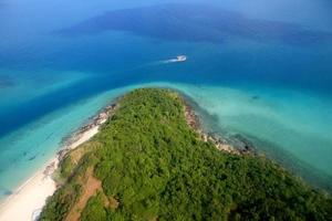 ilha tropical paradisíaca em forma de onda, tailândia foto