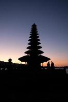 silhueta pura do templo ulun danu foto