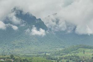 belas paisagens montanhosas, floresta e neblina foto