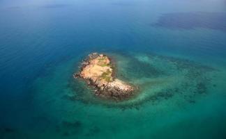 ilha tropical paradisíaca em forma de onda, tailândia foto