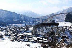 ponto de vista na vila de gassho-zukuri, shirakawago, japão foto