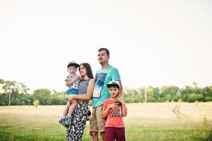 jovem família feliz foto