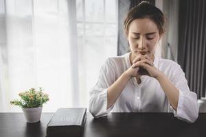 mãos de mulher rezando pela bênção de Deus. rezando as mãos com fé na religião e crença em Deus na bênção de fundo. foto