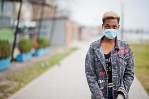 garota africana no parque usando máscaras médicas protege contra infecções e doenças quarentena de vírus coronavírus.