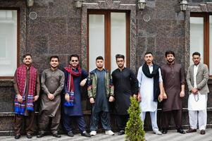 grupo de homem paquistanês vestindo roupas tradicionais salwar kameez ou kurta. foto