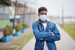 homem africano no parque usando máscaras médicas protege contra infecções e doenças quarentena de vírus coronavírus.