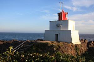 um farol ao pôr do sol foto