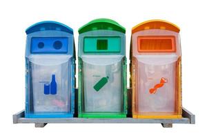 três recipientes de reciclagem para vidro, plástico, outro isolado no fundo branco foto