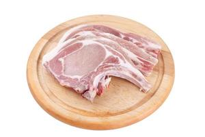 costeleta de porco crua em madeira larga ou cozinhar bife de costeleta de porco