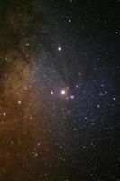 uma visão de grande angular da região de Antares da Via Láctea. foto