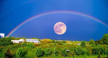 lindo arco-íris e lua foto