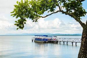 barcos turísticos ficam no cais no lago paliastomi no verão ao ar livre. atração na Geórgia. famoso destino turístico na geórgia foto