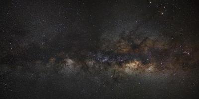 panorama Via Láctea, fotografia de longa exposição, com grãos, alta resolução foto