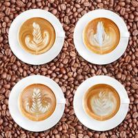 café latte art em fundo de grãos de café torrados foto