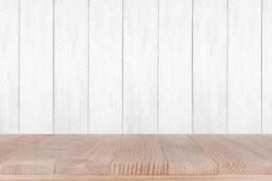 tampo de mesa de madeira no fundo de madeira branca foto