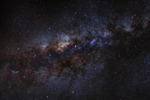 Via Láctea em um céu noturno, fotografia de longa exposição, com grãos
