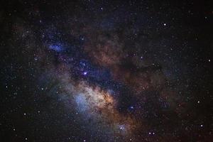 o centro da galáxia da via láctea, fotografia de longa exposição, com grão