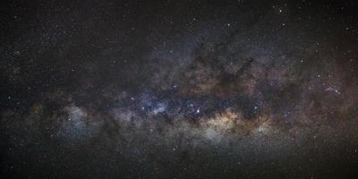 panorama Via Láctea galáxia. fotografia de longa exposição. com grão foto