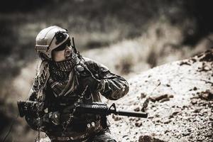 soldados das forças especiais em guerras no deserto, povo da tailândia, soldado do exército patrulharam a linha de frente foto