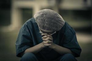 Enfermeira asiática deprimida cansada usa máscara facial uniforme azul senta-se no chão do hospital, jovem médica estressada pelo trabalho duro foto