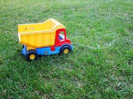 foto sobre o tema do caminhão de brinquedo infantil de plástico grande