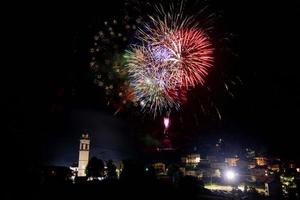 fogos de artifício nas montanhas foto