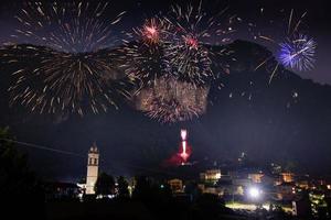 fogos de artifício nas montanhas foto