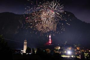 fogos de artifício nas montanhas foto