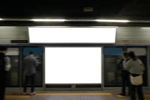 cenário do metrô e maquete publicitária foto