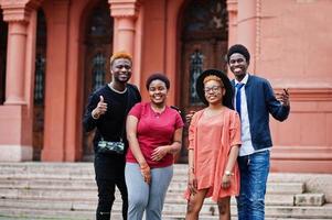 quatro amigos africanos se divertindo ao ar livre. duas meninas negras com caras. foto