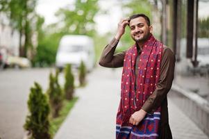 homem paquistanês pathan usa roupas tradicionais. foto