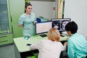 tema médico. sala de observação com tomógrafo computadorizado. médico aconselha o paciente no escritório de ressonância magnética no centro de diagnóstico no hospital. foto