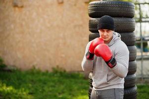 boxer árabe de homem em treinamento de chapéu para uma academia ao ar livre de luta dura. foto