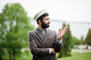 homem de barba afeganistão usar casaco e chapéu pakol. foto