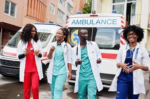 grupo de médicos de equipe de emergência de ambulância paramédica africana. foto