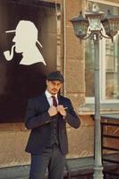retrato de homem de negócios árabe inglês dos anos 20 retrô vestindo terno escuro, gravata e boné liso. foto
