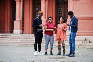 quatro amigos africanos se divertindo ao ar livre. duas meninas negras com caras. foto