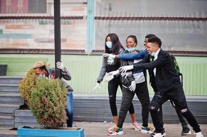 grupo de amigos adolescentes africanos no parque usando máscaras médicas protegem contra infecções e doenças quarentena de vírus coronavírus. foto