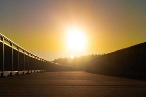 pôr do sol sobre uma ponte foto