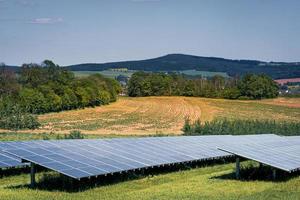 fazenda solar com painéis fotovoltaicos ao pôr do sol foto