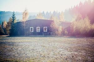 manhã gelada de outono sobre um celeiro rural foto