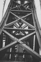 construções verticais de metal em preto e branco foto